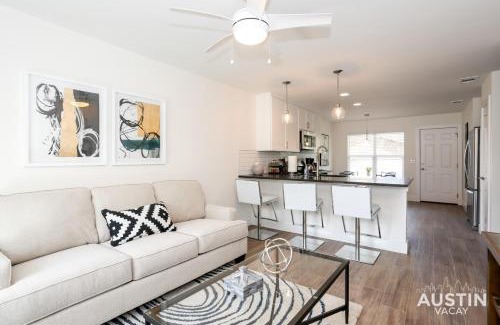 Parker Lane Apartment | Great Group Stay 2 Apts plus 12 Guests and Free Prkg