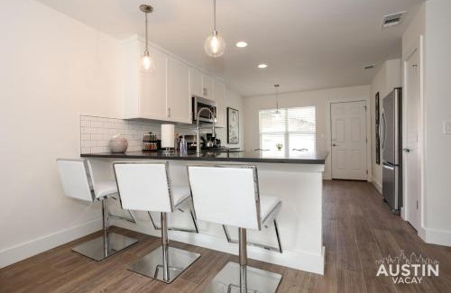 Parker Lane Apartment | Great Group Stay 2 Apts plus 12 Guests and Free Prkg