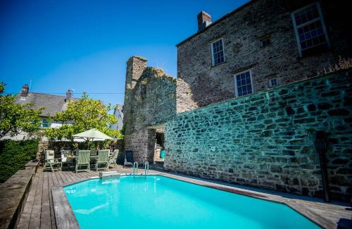 Laugharne House | Great House - Grand Georgian House With Outdoor Heated Pool