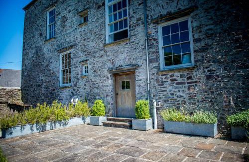 Laugharne House | Great House - Grand Georgian House With Outdoor Heated Pool