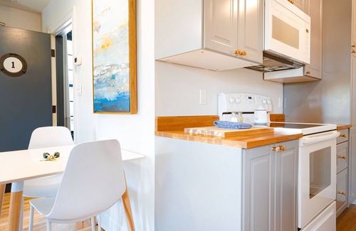 New Castle Apartment | Great Island Inn - King Studio Apartment - Garden View