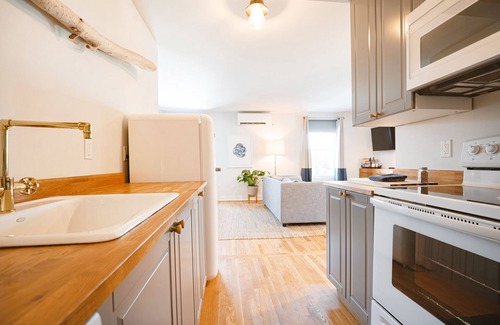 New Castle Apartment | Great Island Inn - King Studio Apartment - Garden View