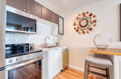 Sellwood-Moreland Apartment | GREAT! King bed, WiFi, parking, Portland ❤️
