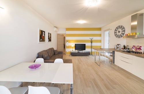 Albisano Apartment | GREAT LAKE VIEW - PRIVATE GARDEN - JACUZZI