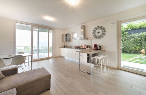 Albisano Apartment | GREAT LAKE VIEW - PRIVATE GARDEN - JACUZZI