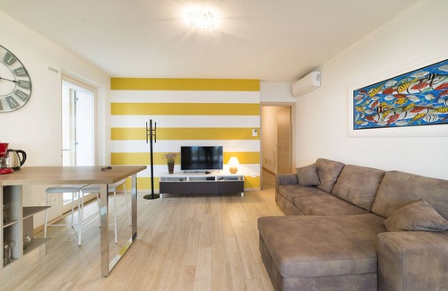 Albisano Apartment | GREAT LAKE VIEW - PRIVATE GARDEN - JACUZZI