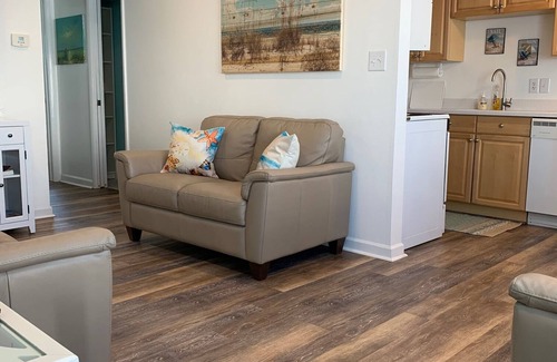 Northeast Virginia Beach Condo | Great Location ! 1 Short Block To The Boardwalk.