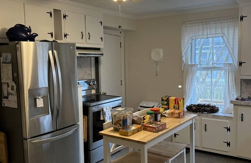 Newport East House | Great Location Between First & Second Beach - Pet Friendly!