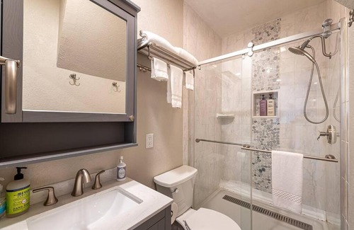 Winter Park Apartment | Great Location! Downtown WP with Hot Tub! Sleeps 6!