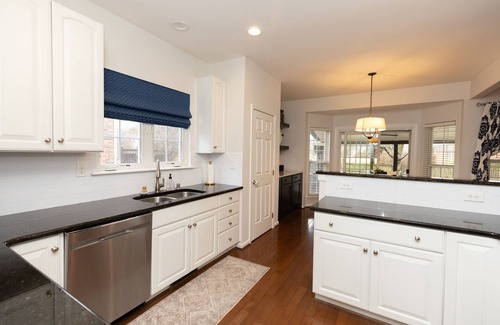 Buechel House | GREAT LOCATION! Shopping, dining very close. Easy, quick access to expressways.