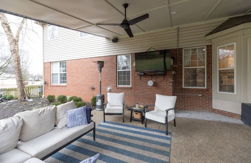 Buechel House | GREAT LOCATION! Shopping, dining very close. Easy, quick access to expressways.