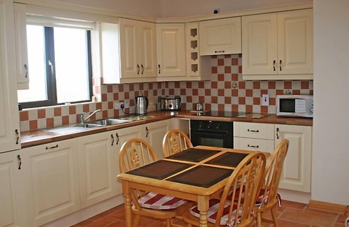 Claddaghduff Apartment | Great Location, Walk to Beach
