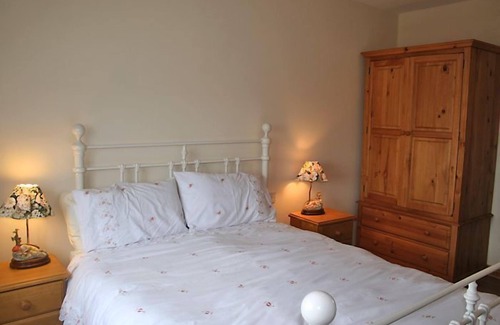 Claddaghduff Apartment | Great Location, Walk to Beach