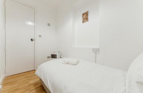 Tower Hamlets House | Great Rooms in Stepney Green Station - 12