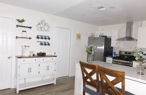 Sunrise Manor House | Great Specials Now! Pri POOL! 3 Bedroom, Sleeps 7, Great Location!
