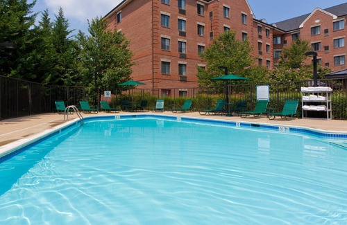 McLean Condo | Great Value! Cozy 2 Bedroom Suite in Mclean | Free Breakfast + 24h Business Center