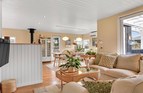 Diernæs Strandby House | Great wooden cottage in close proximity to the water.