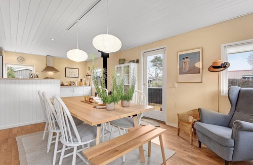 Diernæs Strandby House | Great wooden cottage in close proximity to the water.