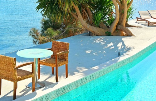 Amarinthos Villa | Greek Seafront Resort with capacity up to 80 persons 1 hour from Athens Airport