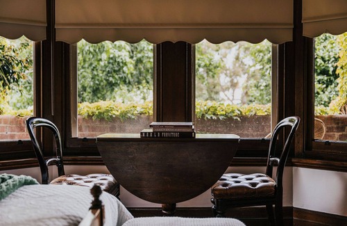 Castlemaine Apartment | Green Gables King Suite