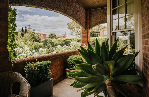 Castlemaine Apartment | Green Gables King Suite
