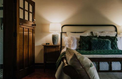 Castlemaine Apartment | Green Gables King Suite