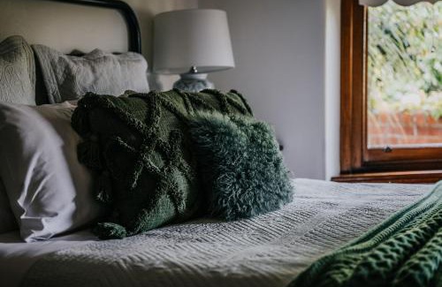 Castlemaine Apartment | Green Gables King Suite