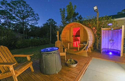 Hunt Club House | Green House - Luxury 5BR 17 Beds Retreat | Pool | Spa | Sauna | Cold Plunge | Events | Fun