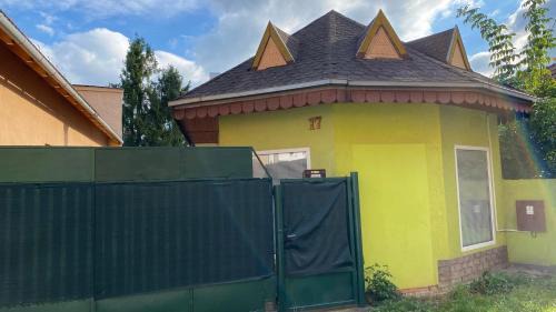 Roznava House | Green house