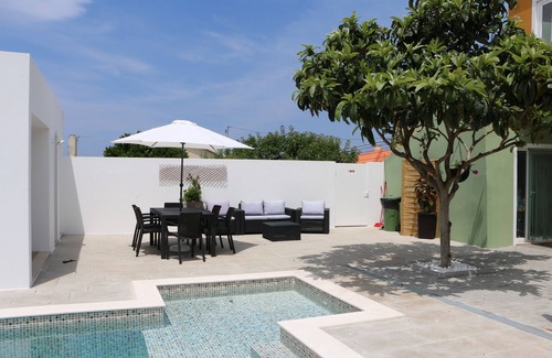 Nadadouro House | Green house with pool