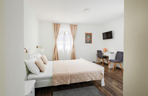 Jezerce House | Green lakes house