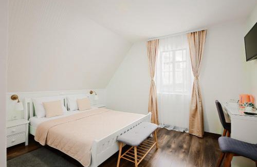 Jezerce House | Green lakes house