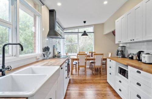 Wentworth Falls House | Green Leaf Retreat - PETS ALLOWED - FREE PARKING - FAMILY FRIENDLY - CLOSE TO KATOOMBA AND ALL MOUNTAIN ATTRACTIONS!