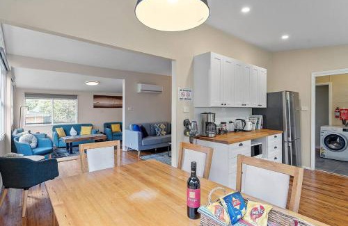Wentworth Falls House | Green Leaf Retreat - PETS ALLOWED - FREE PARKING - FAMILY FRIENDLY - CLOSE TO KATOOMBA AND ALL MOUNTAIN ATTRACTIONS!