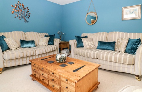 Winestead Cottage | GREEN MARSH FARM, pet friendly, with hot tub in Thorngumbald