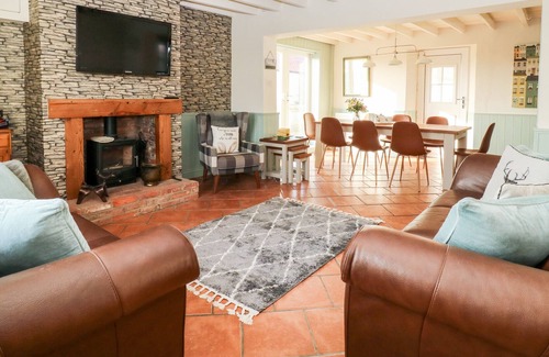Winestead Cottage | GREEN MARSH FARM, pet friendly, with hot tub in Thorngumbald