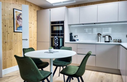 Hove House | Green Mews 3 with Free Parking | By My Getaways