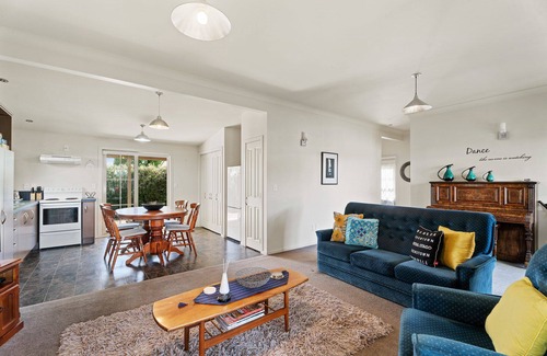 Lowburn House | Green Oasis - Cromwell Holiday Home