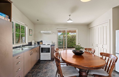 Lowburn House | Green Oasis - Cromwell Holiday Home
