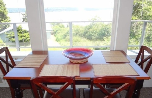 Greenbank House | Greenbank Getaway - Sunlit 2 Bedroom Retreat