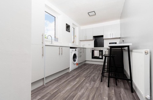 Gateshead House | Greenbourne - 4 bedrooms Sleeps 8 free parking