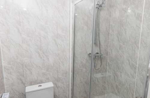 Gateshead House | Greenbourne - 4 bedrooms Sleeps 8 free parking