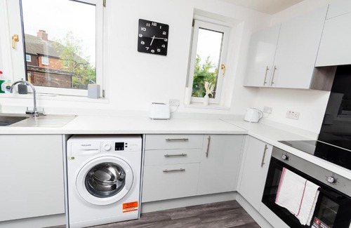 Gateshead House | Greenbourne - 4 bedrooms Sleeps 8 free parking