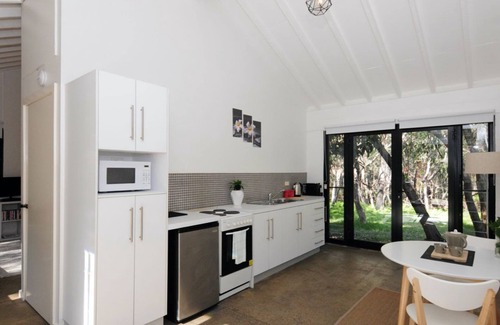 Vincentia Cottage | Greenfields Beach Studio - Wifi & Linen included