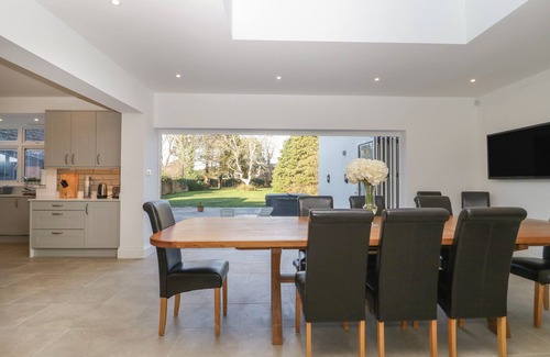 Burnham-on-Sea House | GREENLAWNS, pet friendly, luxury holiday cottage in Burnham-On-Sea