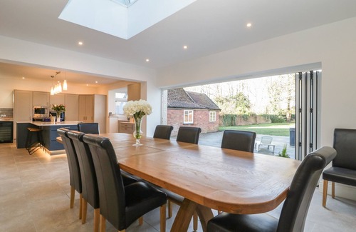 Burnham-on-Sea House | GREENLAWNS, pet friendly, luxury holiday cottage in Burnham-On-Sea
