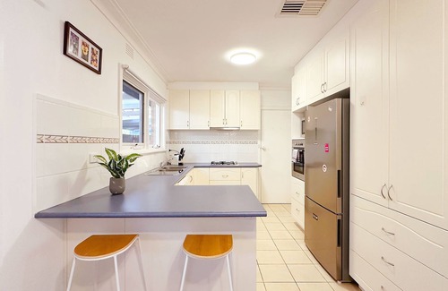 Greensborough House | Greenmeyer Retreat/Near Train Station/Shopping