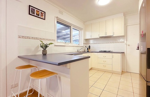 Greensborough House | Greenmeyer Retreat/Near Train Station/Shopping