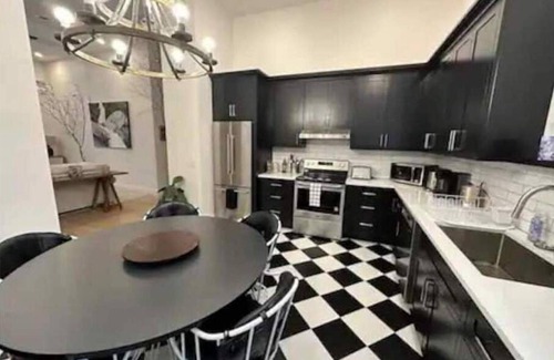Greensboro Apartment | Greensboro Garage Apartment - Newly Renovated