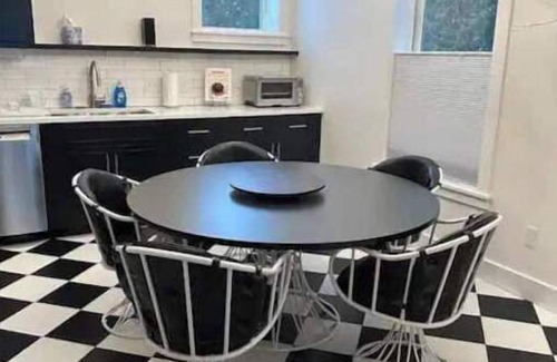 Greensboro Apartment | Greensboro Garage Apartment - Newly Renovated